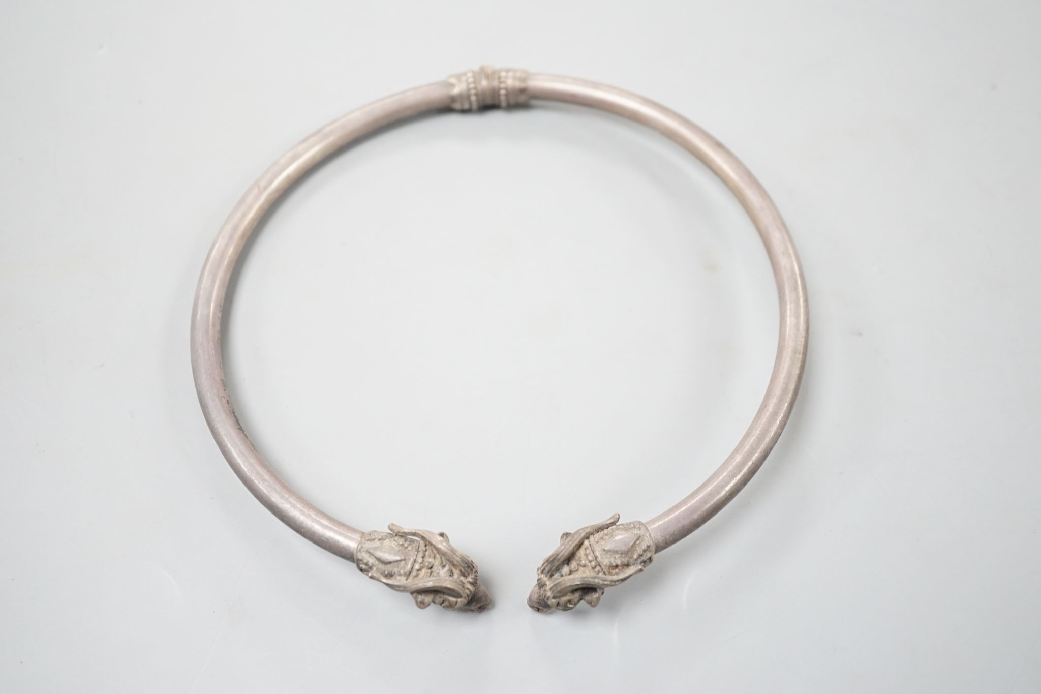 A modern 925 torque necklace, with ram's head terminals, overall diameter 14.2cm, 83 grams.